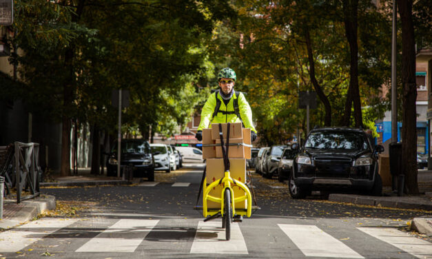 A MILANO I PACCHI SI CONSEGNANO CON LE BICICLETTE CARGO